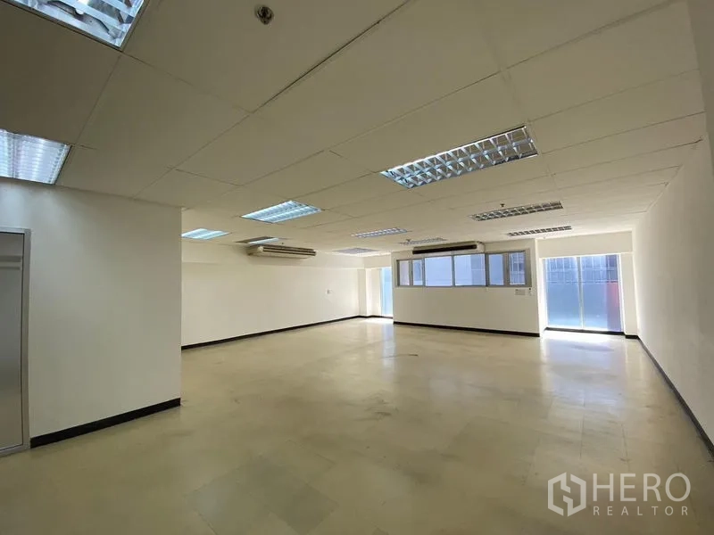 สำนักงาน ให้เช่าในWatthana, Bangkok - พื้นที่สำนักงานโล่ง 130 ตร.ม. เพดานฝ้าพร้อมไฟฟลูออเรสเซนต์ หน้าต่างและแอร์แบบแยกส่วน