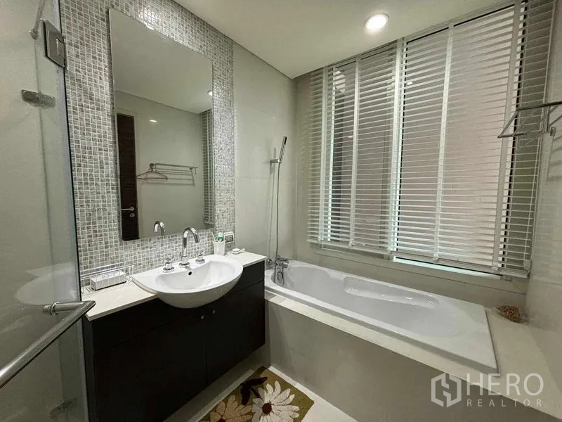 คอนโด ให้เช่า - ห้องน้ำสว่าง มีอ่างอาบน้ำ อ่างล้างหน้า และมู่ลี่หน้าต่าง