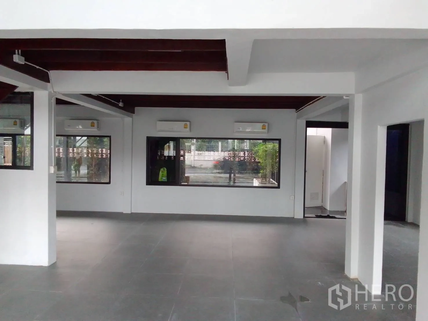 Home Office for rent in Wang Thonglang, Bangkok - Large ground floor open-plan area with exposed beams, AC units and windows
