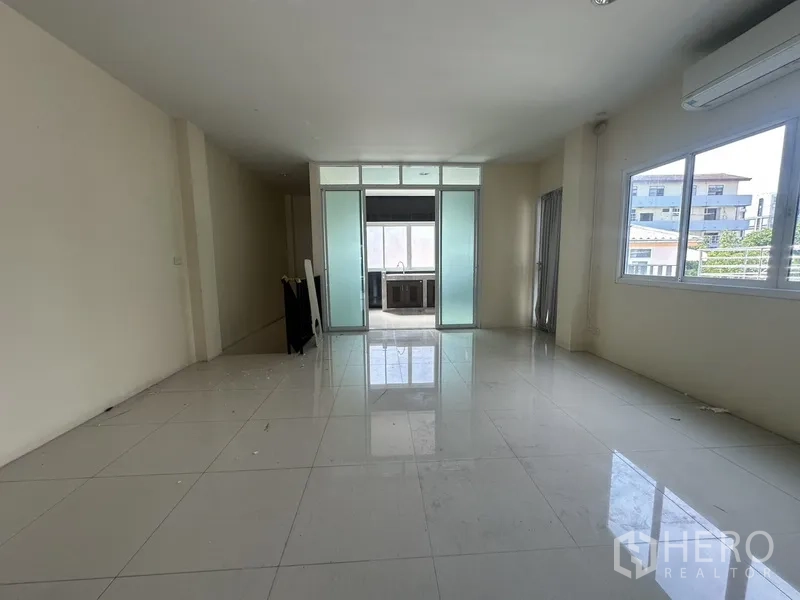 สำนักงานที่บ้าน ให้เช่าในPhra Khanong, Bangkok - ชั้นพื้นที่โล่งยาว มีบันไดและหน้าต่าง เหมาะจัดวางเวิร์กสเตชัน