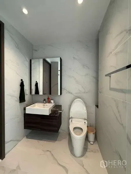 คอนโด ให้เช่าหรือขายในSathon, Bangkok - ห้องน้ำสไตล์ร่วมสมัย พร้อมอ่างล้างหน้าลอยตู้ กระจกบานเปิด และผนวกลายหินอ่อน