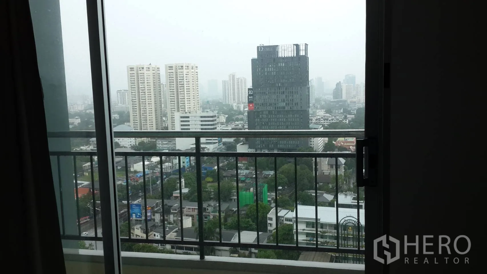 คอนโด ให้เช่าในHuai Khwang, Bangkok - ระเบียงส่วนตัวพร้อมราวเหล็ก มองเห็นวิวเส้นขอบฟ้าเมืองกรุงเทพฯ