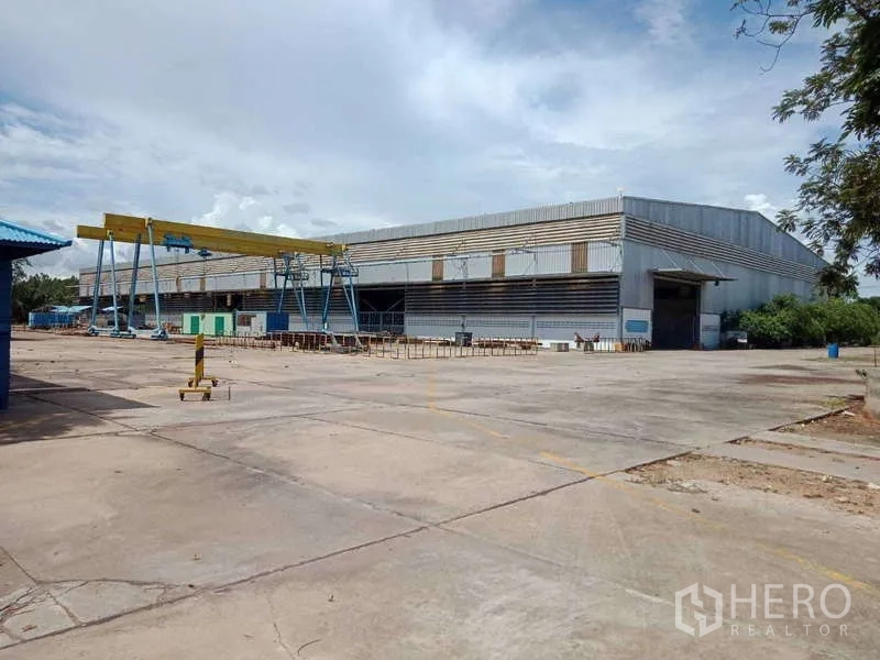 工厂 出售在Chachoengsao - 仓库侧立面，门式起重机与超大标线装卸平台一览。