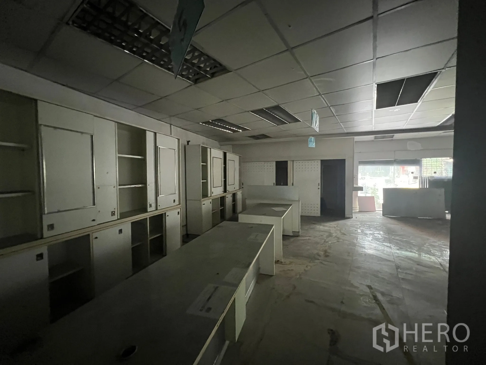 店屋 出租或出售在Khlong Toei, Bangkok - 后勤办公室区域，内置柜体与长工作台。