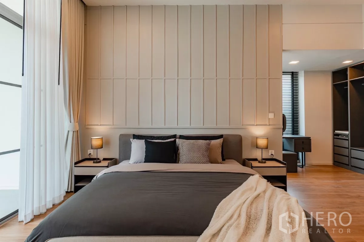 บ้าน ให้เช่าในSaphan Sung, Bangkok - ห้องนอนใหญ่ ผนังตกแต่งตีโครงและโซนวอล์กอิน