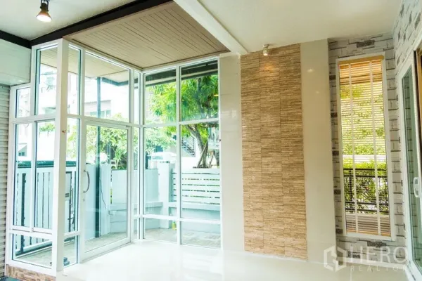 ทาวน์เฮาส์ ขายในWang Thonglang, Bangkok - โถงทางเข้าสว่างโปร่ง กระจกเต็มผนังและผนังตกแต่งลายหิน