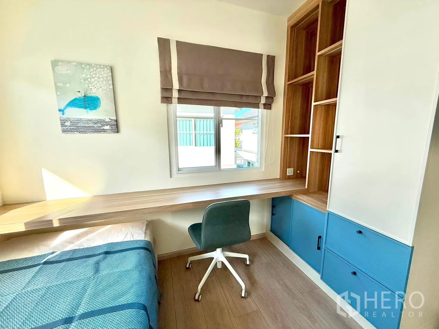 独栋房屋 for rent in Bang Phli, Samut Prakan - 紧凑卧室/书房，内置长书桌、蓝色柜体与办公椅。