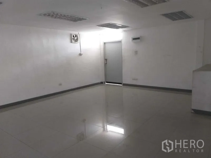 货栈 出租在Khlong Sam Wa, Bangkok - 干净的瓷砖办公区，照明、排风扇与实心门。