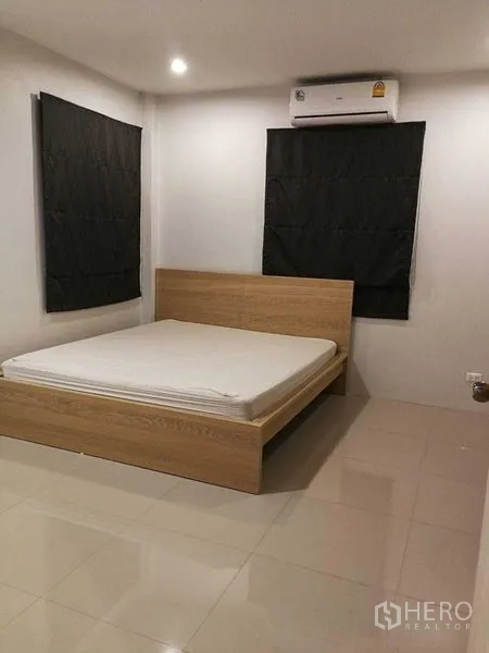 สำนักงานที่บ้าน ให้เช่าในKhlong Toei, Bangkok - ห้องนอนมินิมอลเตียงไม้ แอร์ และผ้าม่านทึบ