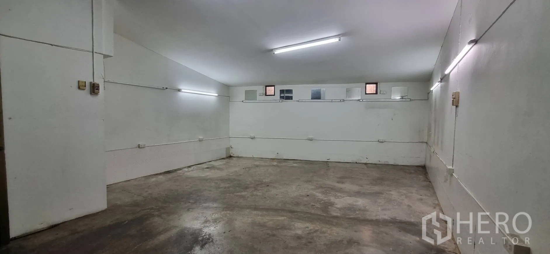 店屋 出租或出售在Bangkok - 地下或储物区，混凝土地面与明亮日光灯。