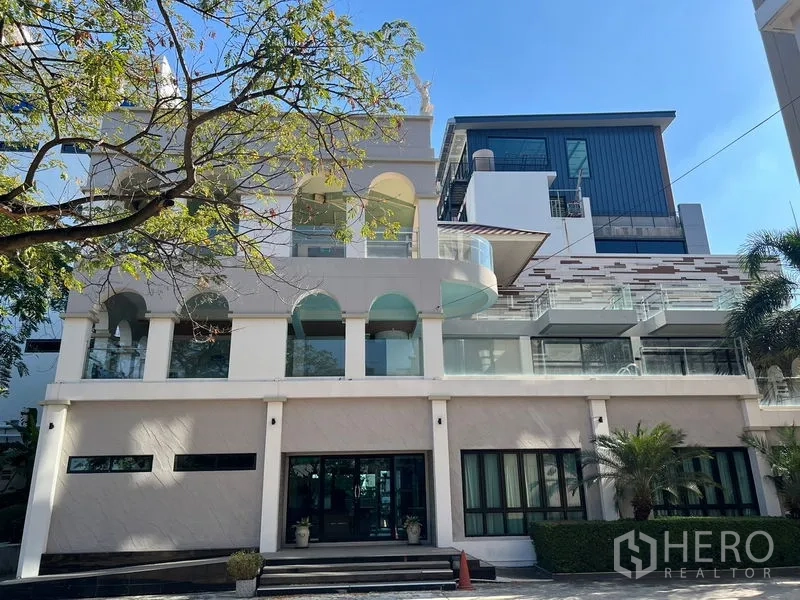 店屋 出租在Suan Luang, Bangkok - 店屋正立面全景，经典拱券结合现代扩建。