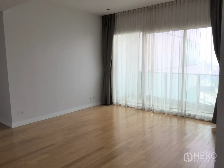 คอนโด ให้เช่าในKhlong Toei, Bangkok - มุมห้องรับแขกสว่าง ผนังกระจกเต็มบานพร้อมม่านโปร่ง มองเห็นวิวเมือง.