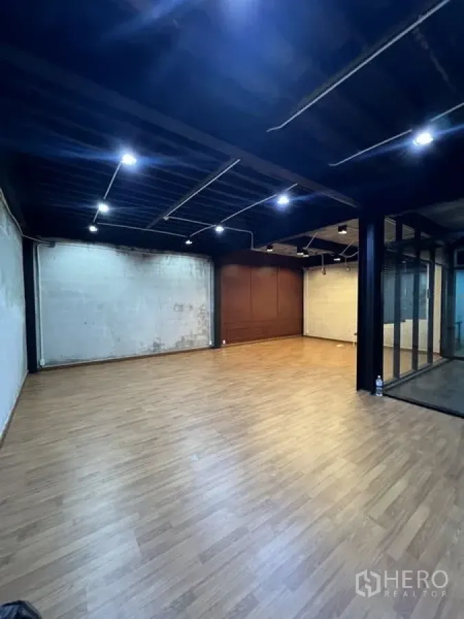 办公空间 出租在Khlong Toei, Bangkok - 宽敞办公室，玻璃隔间、黑色钢柱、木地板与工业风照明。