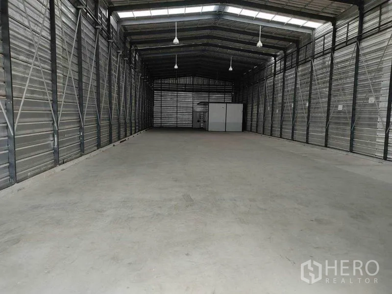 Warehouse for rent in Bang Phli, Samut Prakan - Long clear warehouse aisle with smooth concrete slab ready for racking or staging.