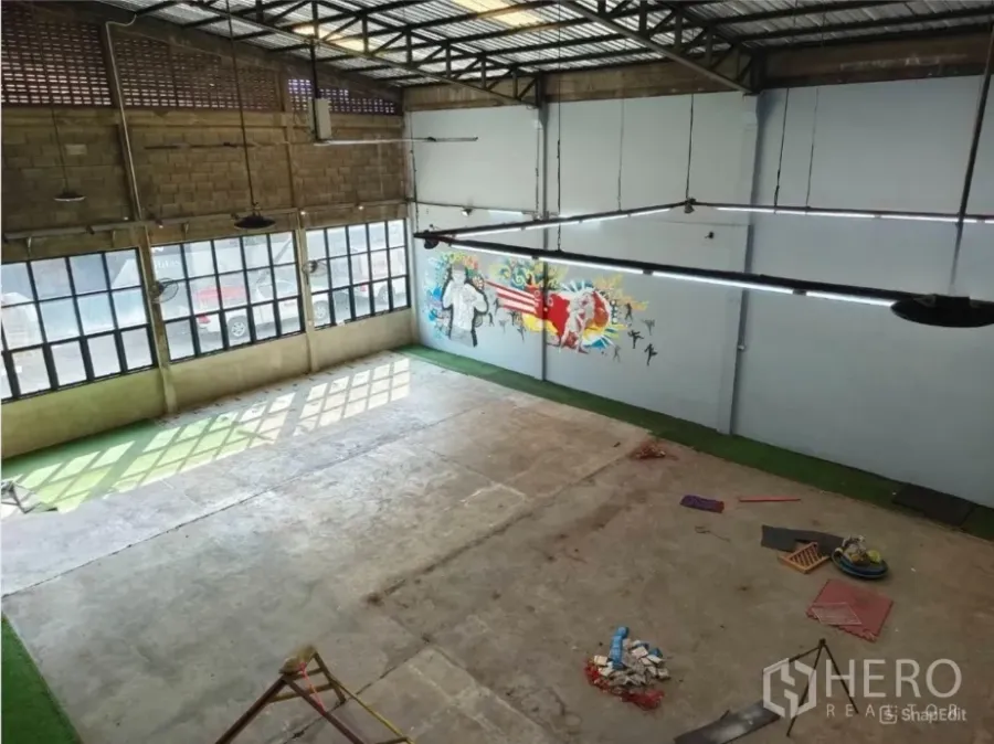 Warehouse for rent in Khlong Toei, Bangkok - Overhead view of the expansive open floor, high roof beams and a mural feature wall.