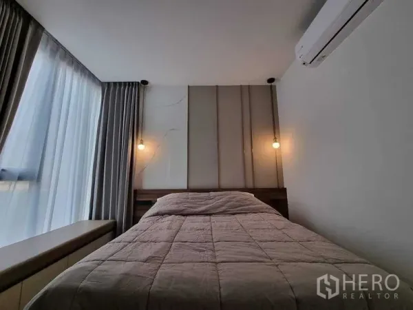 公寓 出租在Ratchathewi, Bangkok - 温馨卧室，软包床头、吊灯与纱帘。