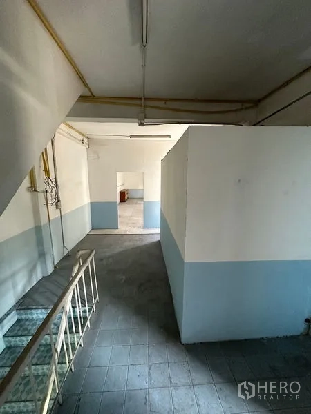 อาคารพาณิชย์ ให้เช่าในBang Na, Bangkok - โถงชั้นสองพร้อมผนังกั้นห้องและแสงธรรมชาติ