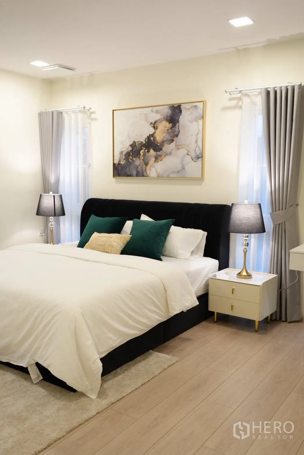 Detached House for rent in Bang Phli, Samut Prakan - Spacious bedroom with double bed, matching nightstands, soft lighting and wood flooring.