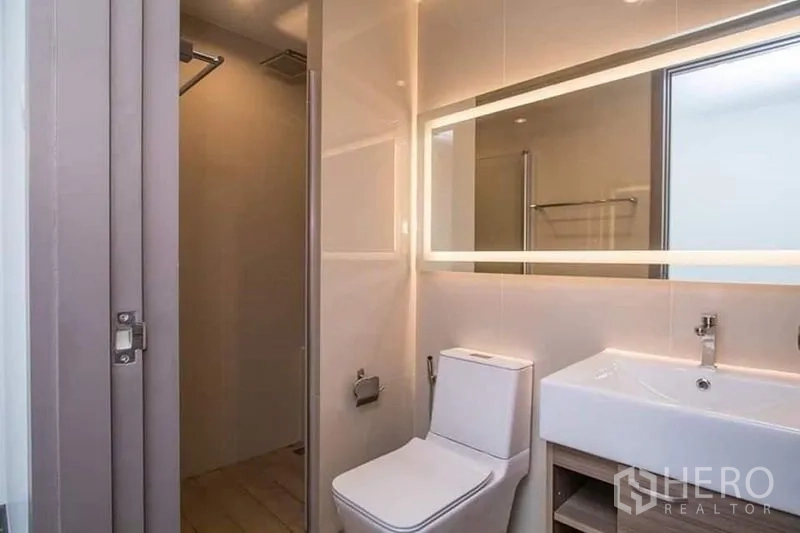สำนักงานที่บ้าน ให้เช่าในDon Mueang, Bangkok - ห้องน้ำสมัยใหม่ กระจกไฟ LED อ่างล้างหน้า โถสุขภัณฑ์ และโซนอาบน้ำแยก