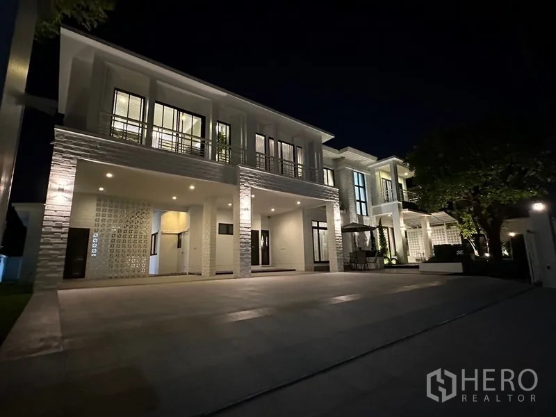 独立式住宅 出租 - 夜景外观，两层现代独栋别墅，宽阔车道与灯光照明。