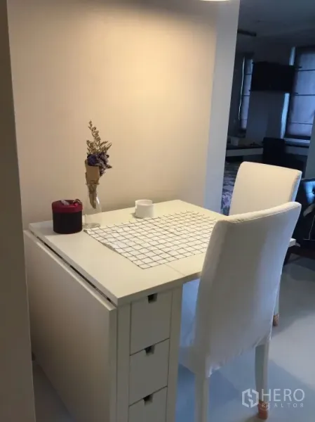 คอนโด ให้เช่าในWatthana, Bangkok - โต๊ะทานอาหารสีขาวสำหรับสองคน ในมุมรับประทานอาหารที่สว่าง