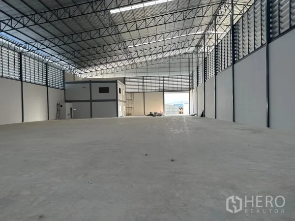 工厂 出租在Nong Khaem, Bangkok - 仓库朝入口方向，配有两层办公室建筑，采光充足、净跨空间大。