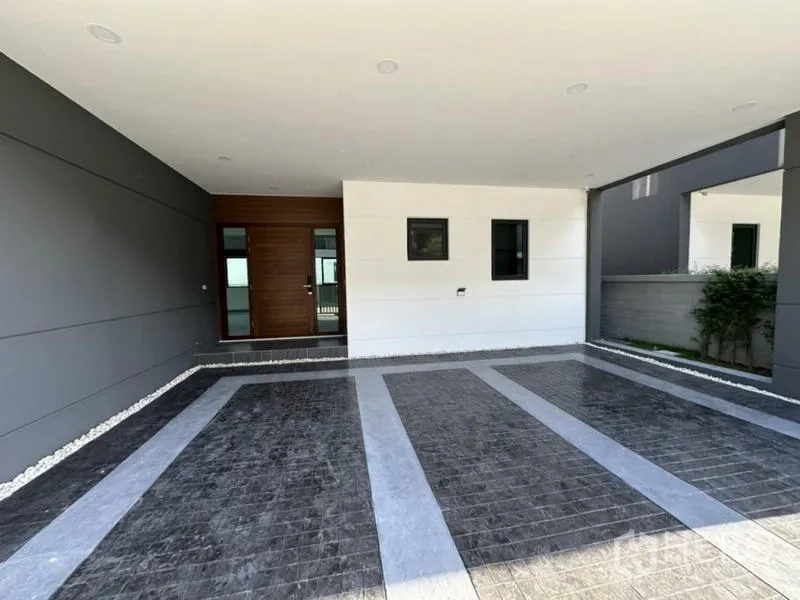 独立式住宅 出租在Bang Phli, Samut Prakan - 有顶双车位车库，拼花地面，紧邻入户门。