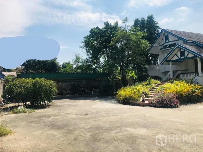 บ้าน ให้เช่าในKhlong San, Bangkok - ลานจอดรถกว้างพร้อมบันไดและสวนประดับนำขึ้นสู่ตัวบ้าน