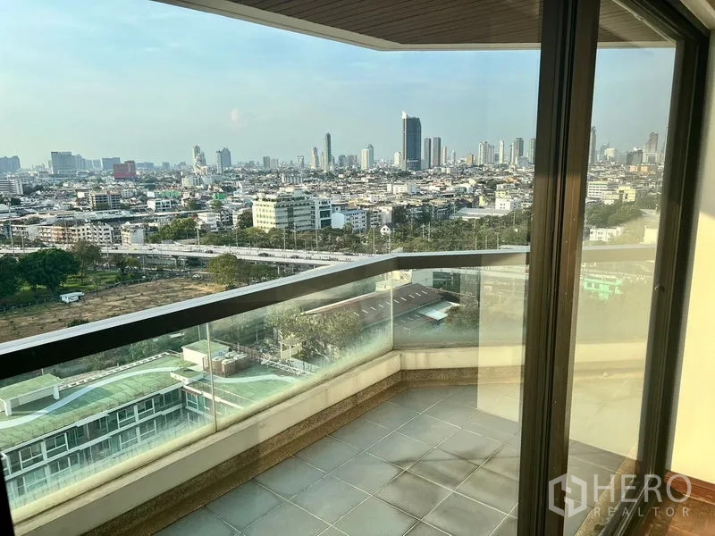 คอนโด ให้เช่าในBang Kho Laem, Bangkok - ระเบียงมุมราวกระจก มองวิวสกายไลน์กรุงเทพฯ แบบพาโนรามา
