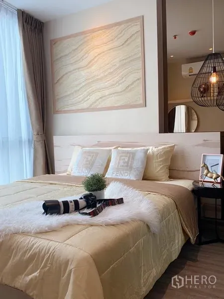 คอนโด ให้เช่าในWatthana, Bangkok - ห้องนอนสว่างด้วยหน้าต่างบานใหญ่ เครื่องนอนโทนอุ่น และโต๊ะข้างพร้อมโคมไฟ