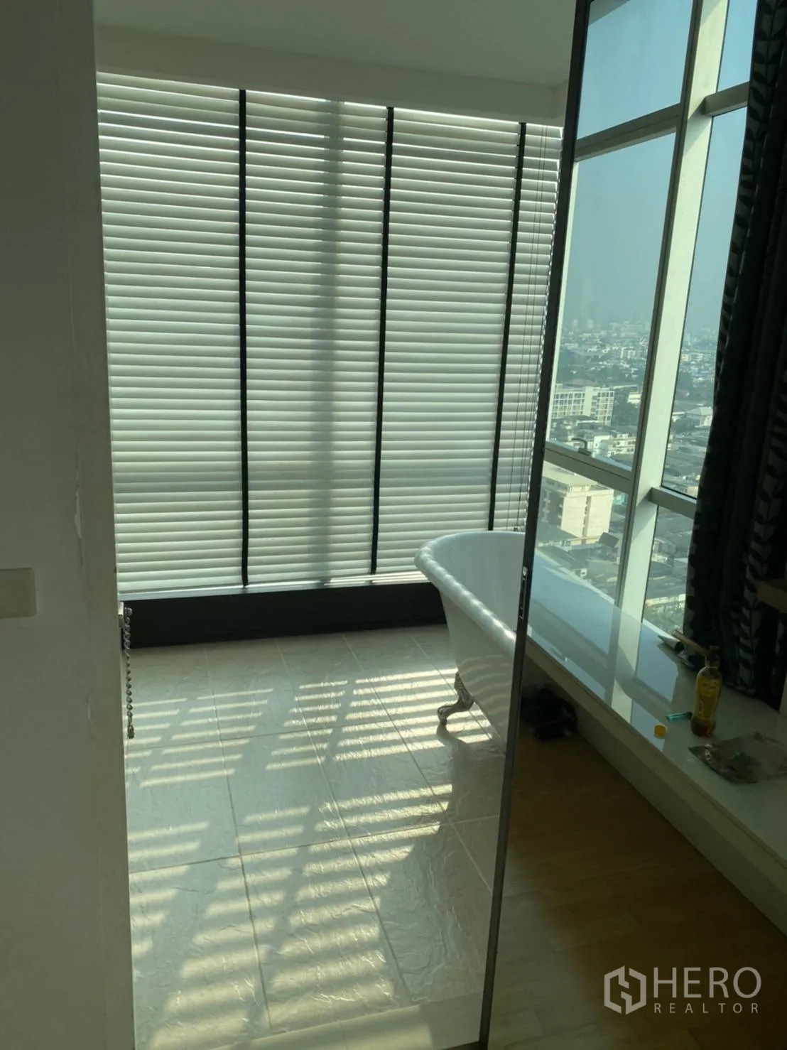 คอนโด ให้เช่าในKhlong San, Bangkok - ทางเข้าห้องน้ำมีอ่างอาบน้ำขาตั้งใกล้หน้าต่างสูงติดมู่ลี่