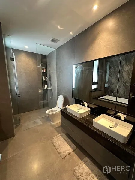 บ้าน ให้เช่าในSaphan Sung, Bangkok - ห้องน้ำใหญ่ อ่างล้างหน้าคู่ กั้นอาบน้ำกระจก แสงไฟอบอุ่น