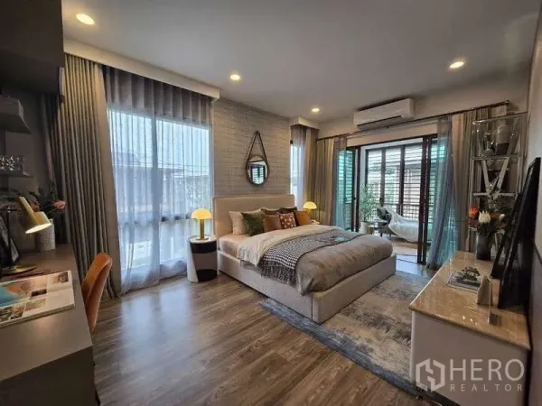 独立式住宅 出租在Bang Kapi, Bangkok - 主卧宽敞明亮，落地窗与柔和灯光，连接玻璃阳台。