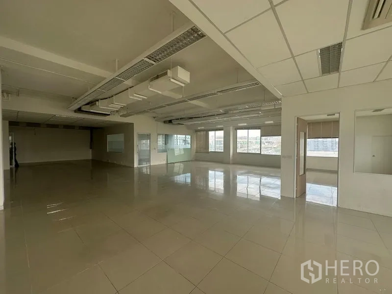 สำนักงาน ให้เช่าในPrawet, Bangkok - พื้นที่ทำงานยืดหยุ่น เพดานฝ้า กั้นกระจก รับแสงธรรมชาติ