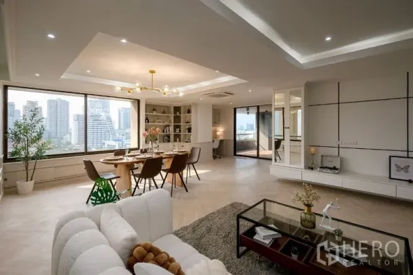 คอนโด ขาย - พื้นที่นั่งเล่นโอเพนแพลนมีผนังบิวท์อินและทางออกสู่ระเบียง