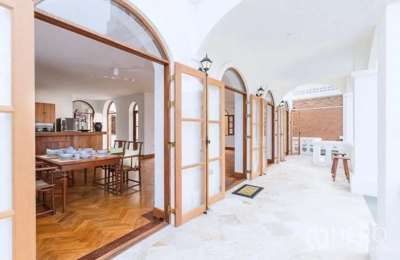 บ้าน ให้เช่าในPhra Khanong, Bangkok - เฉลียงโค้งพร้อมประตูกระจกบานเฟี้ยม เปิดเชื่อมสู่พื้นที่รับประทานอาหารและครัว