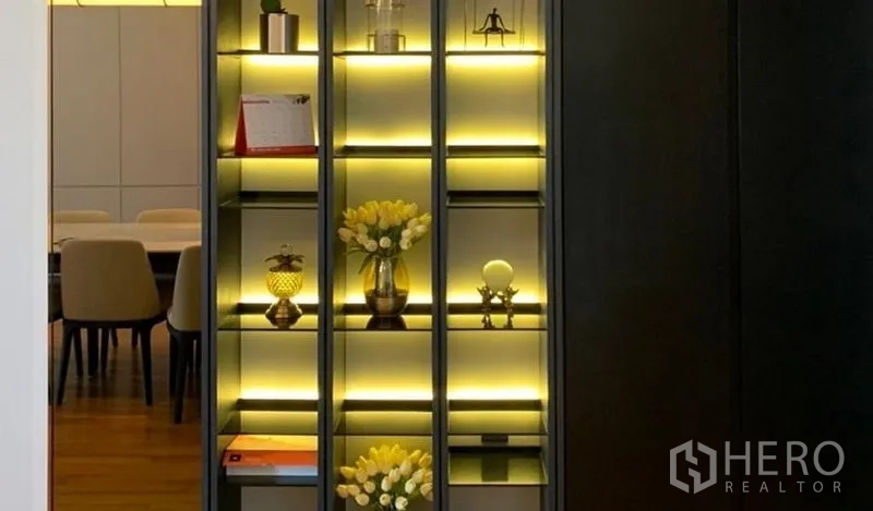 公寓 出售在Khlong San, Bangkok - 带灯内置展示柜，陈列装饰品，邻近用餐区。