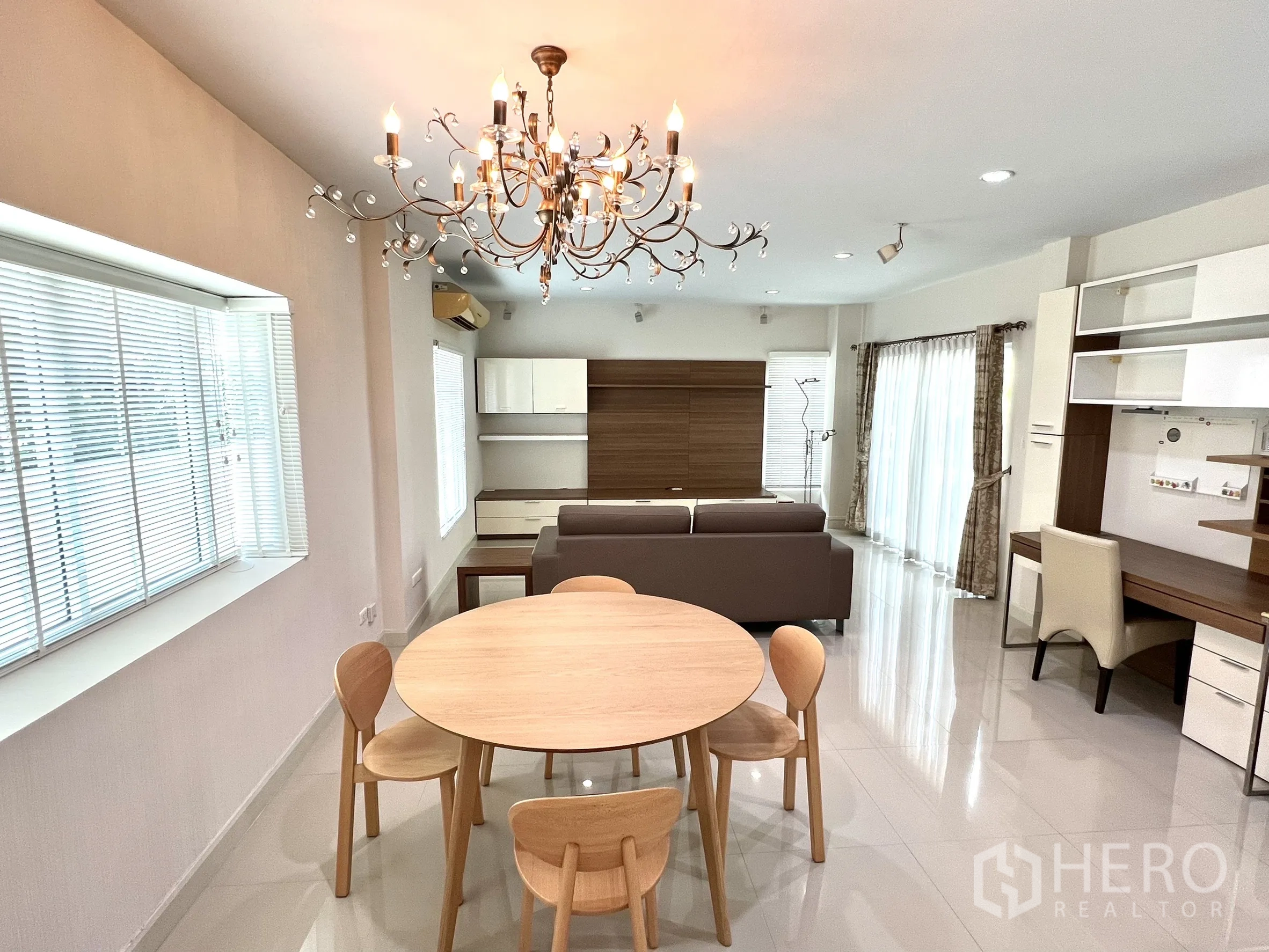 บ้าน ให้เช่าหรือขายในSaphan Sung, Bangkok - โถงนั่งเล่นและทานข้าวโปร่งสว่าง โคมระย้า โซฟา และชั้นบิวท์อิน