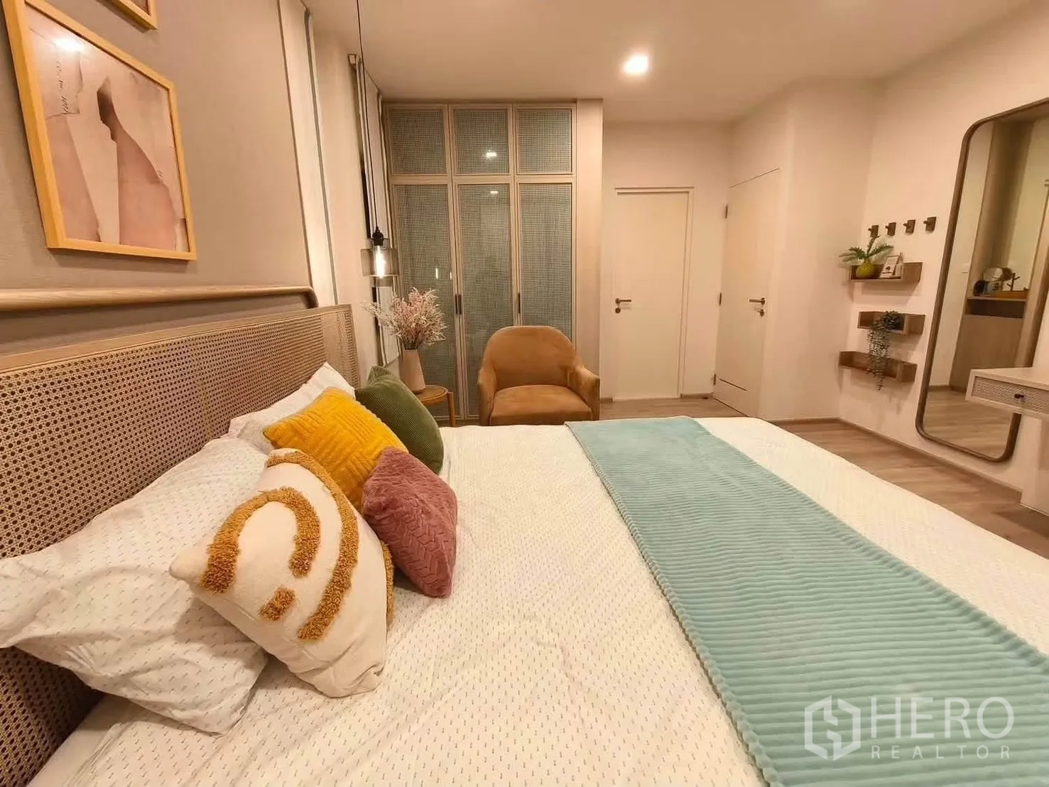 独栋房屋 for rent in Bang Phli, Samut Prakan - 主卧特写，藤编床头与装饰抱枕。