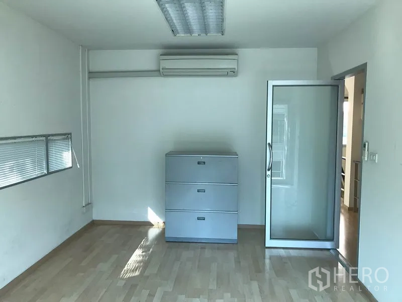 ทาวน์เฮาส์ ให้เช่าในSuan Luang, Bangkok - ห้องอเนกประสงค์พร้อมเครื่องปรับอากาศ ประตูกระจก และพื้นลามิเนต