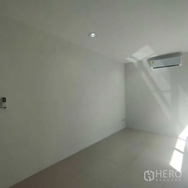 สำนักงานที่บ้าน ให้เช่าในPhra Khanong, Bangkok - ห้องโล่งสไตล์มินิมอล พื้นกระเบื้อง ไฟดาวน์ไลท์ พร้อมเครื่องปรับอากาศ