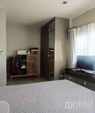 Detached House for rent in Don Mueang, Bangkok - Bedroom corner with wardrobe, TV console and a window for daylight.