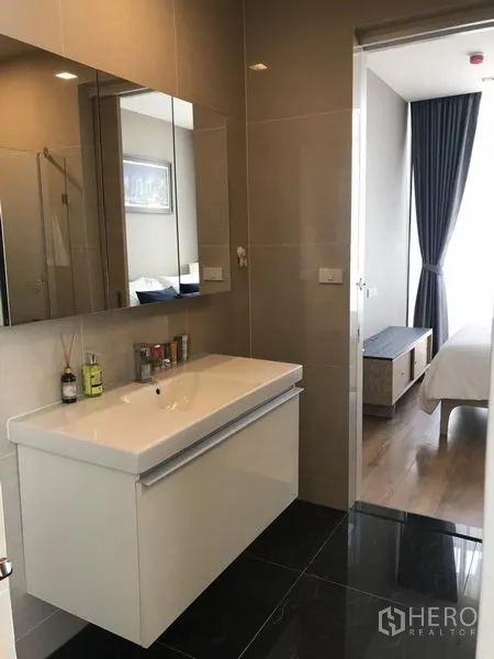 คอนโด ให้เช่าในKhlong Toei, Bangkok - ห้องน้ำโมเดิร์น อ่างล้างหน้าขนาดกว้าง ตู้กระจก และพื้นกระเบื้องสีเข้ม