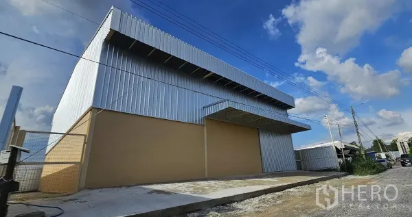 货栈 出租在Lat Krabang, Bangkok - 金属外墙仓库外观，带宽阔装卸雨棚与混凝土前院