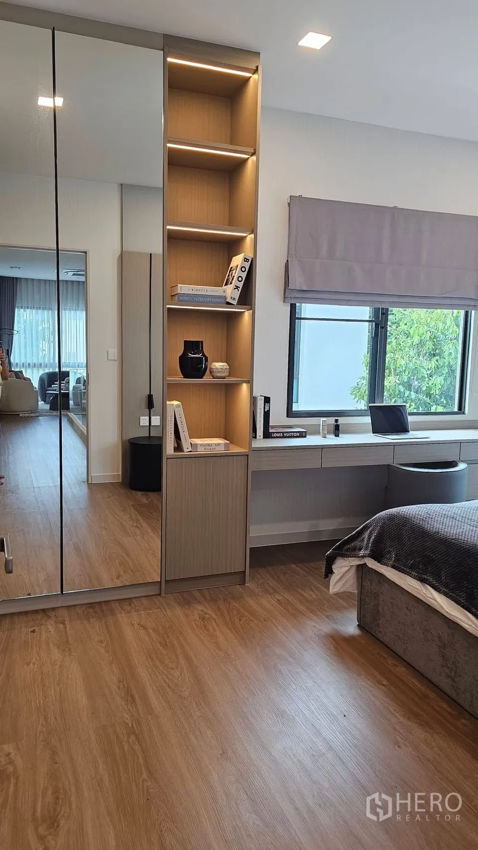 บ้านเดี่ยว for rent in Bang Phli, Samut Prakan - ห้องนอนมีโต๊ะทำงานบิลต์อินและชั้นโชว์ติดไฟข้างหน้าต่าง.