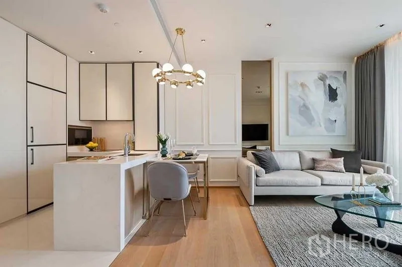 公寓 出租或出售在Khlong Toei, Bangkok - 现代厨房带中岛，连通客厅，白色橱柜与玻璃茶几。