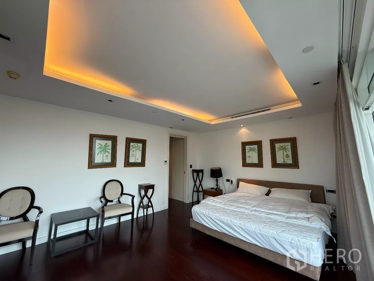 คอนโด ให้เช่าในPhaya Thai, Bangkok - ห้องนอนกว้าง เตียงคิงส์ โซนนั่งเล่น เพดานไฟซ่อนและพื้นไม้