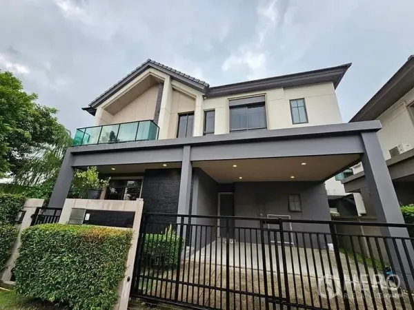 独立式住宅 出售在Bang Kruai, Nonthaburi - 房屋正立面，展示车棚、大门与现代外观