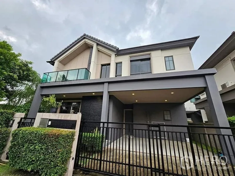 บ้าน ขายในBang Kruai, Nonthaburi - มุมมองด้านหน้าบ้าน เน้นโรงจอดรถ ประตูรั้ว และฟาซาดโมเดิร์น