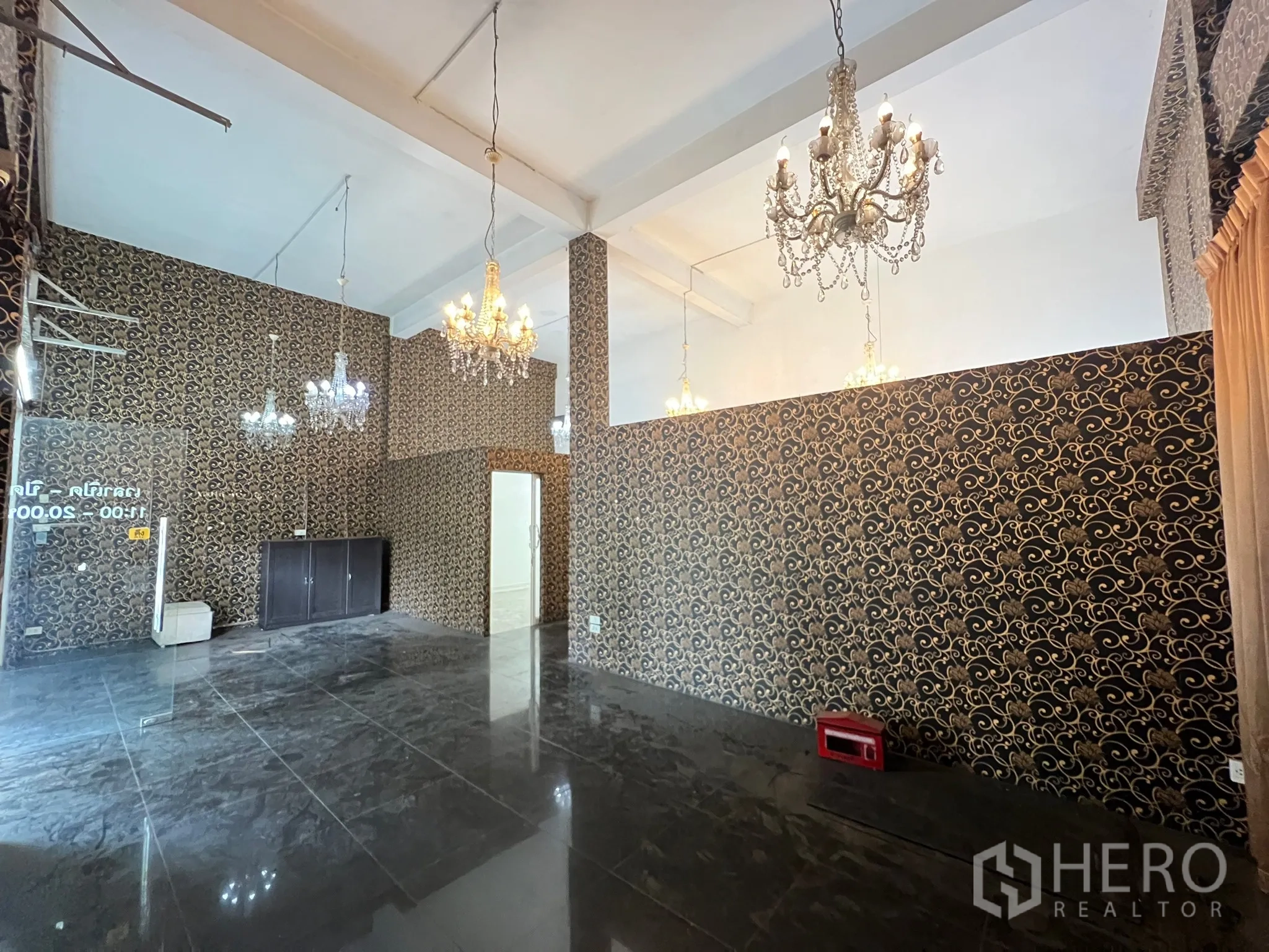 อาคารพาณิชย์ ให้เช่าในKhlong Toei, Bangkok - ฮอลล์ค้าปลีกเพดานสูง มีโคมระย้าหลายจุดและวอลเปเปอร์ลายหรู